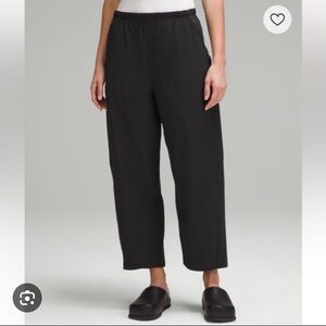 lululemon Lightweight Mid Rise Barrel-Leg Crop Pant - Size 4 - Black - Like New